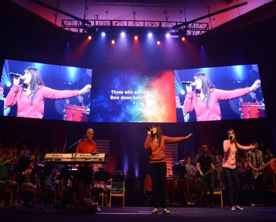 Vollfarbige SMD-Spezial-LED-Anzeigen mit hoher Helligkeit für den Innen- und Außenbereich, individuell angepasst für Werbung